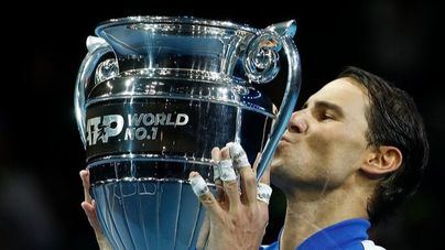 Nadal recibe la copa que le acredita como número 1 del mundo