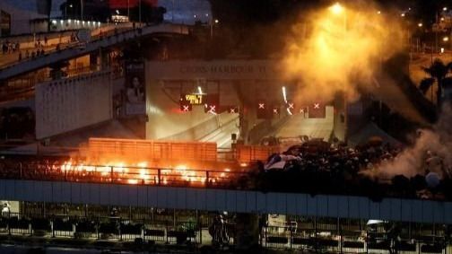 La Universidad de Hong Kong, en llamas tras la intervención policial