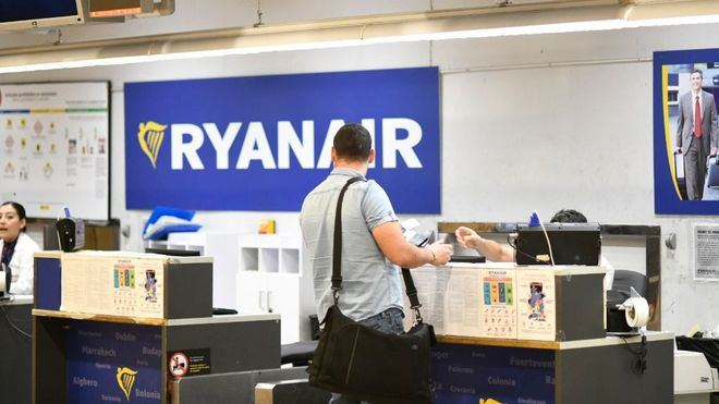 Un juez obliga a Ryanair a no cobrar por llevar equipaje de mano