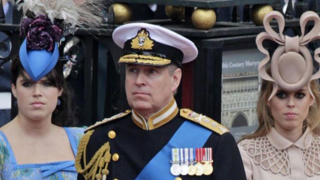 El príncipe Andrés de Inglaterra 'dimite' de la vida pública