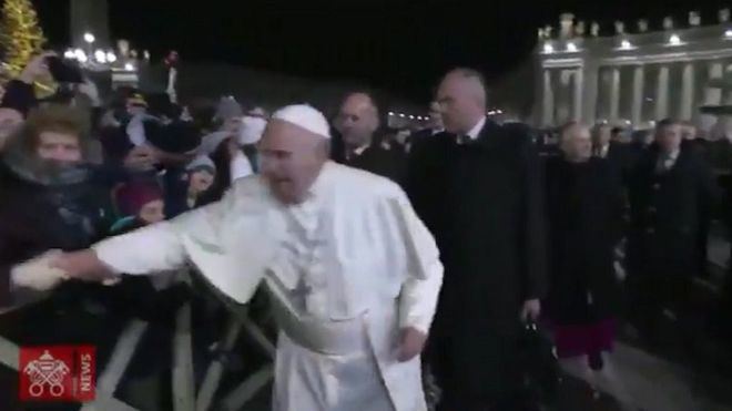 El Papa Francisco lamenta el incidente con una feligresa en la plaza de San Pedro