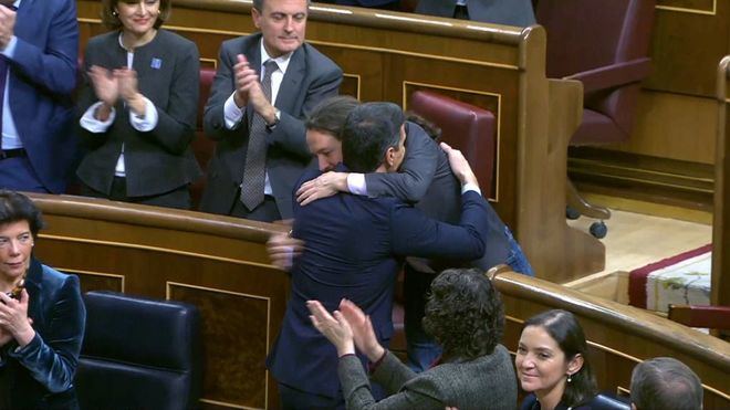 El momento del abrazo entre Sánchez e Iglesias: 'Bien está lo que bien acaba'