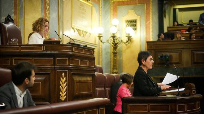 La portavoz de Bildu protagoniza un escándalo en el Congreso tras criticar al Rey