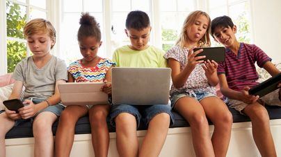Los menores se conectan a internet más de tres horas diarias en España