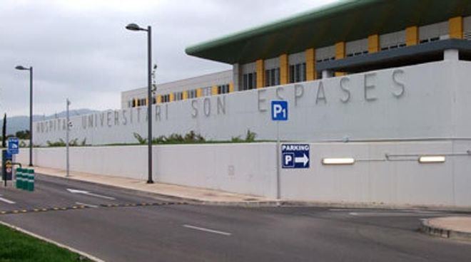 La mujer y las hijas del paciente británico salen del hospital tras dar negativo en coronavirus