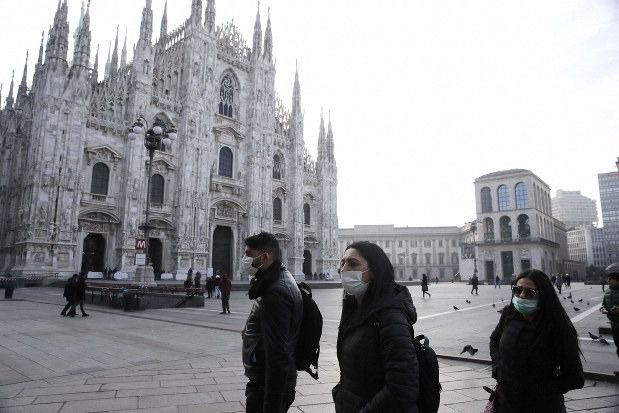 Italia eleva a 11 los fallecidos por el coronavirus y 323 los contagiados