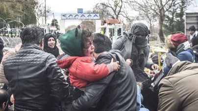 Turquía deja pasar a miles de refugiados hacia Europa mientras prosigue la ofensiva sobre Idlib