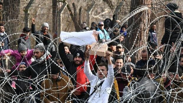 Grecia reprime con contundencia el paso de migrantes desde Turquía