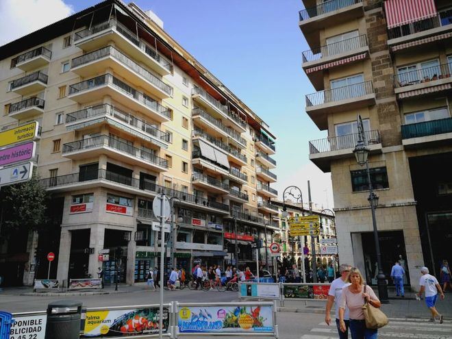 Convocan a los ciudadanos a salir a los balcones a las 22:00 horas para aplaudir y homenajear a los sanitarios