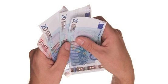 La OMS niega que el dinero en efectivo esté transmitiendo el coronavirus