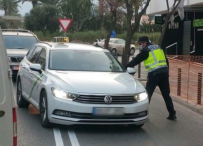 El Gobierno permite dos personas por coche, una delante y otra atrás