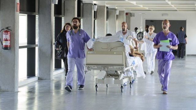 Un tercio de los españoles con coronavirus es menor de 50 años