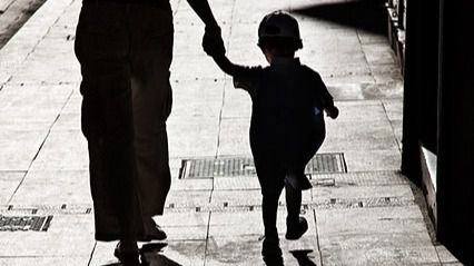 Polémica en Italia por el permiso de pasear a niños