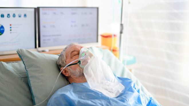 Estudiantes de medicina denuncian ofertas de trabajo 'sin seguro ni protección' en residencias