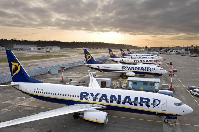 Ryanair se niega a volar si le obligan a tener los asientos centrales vacíos