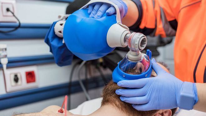 Los hombres tienen el doble de probabilidad de morir por coronavirus que las mujeres