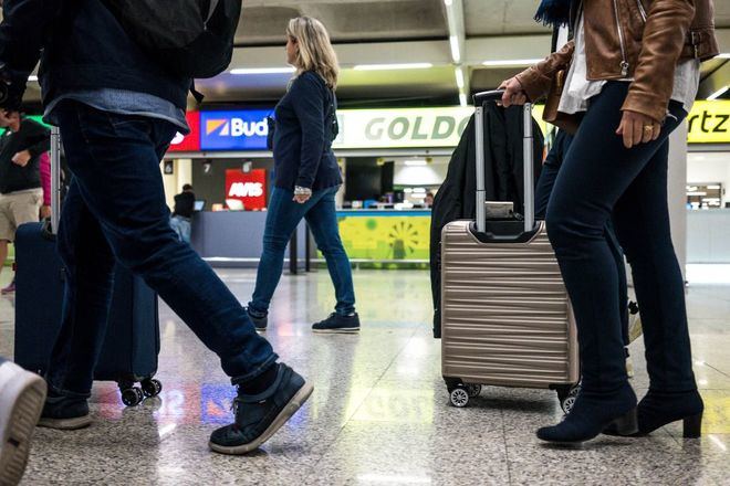 Ábalos, a favor de que las aerolíneas devuelvan los billetes cancelados con cupones canjeables