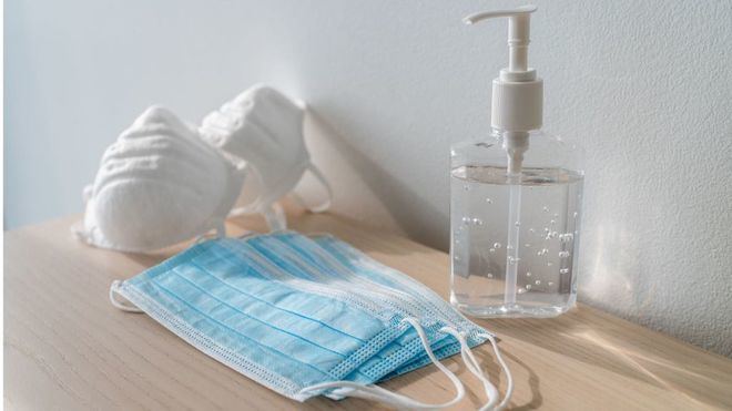 Guantes y mascarillas podrían servir de vector al coronavirus si no se desechan bien