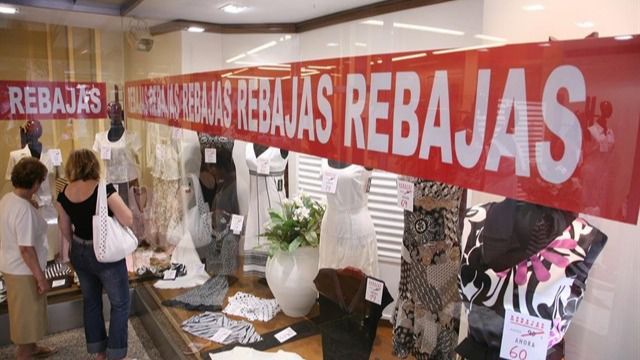El Ministerio dice ahora que sólo prohíbe las aglomeraciones, no las rebajas en tiendas