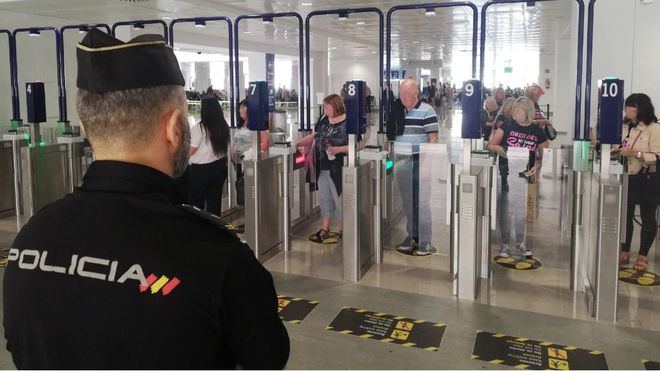 Bruselas, contra las cuarentenas, insta a recuperar el turismo por fases