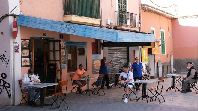 Los hosteleros piden aumentar el aforo al 50 por ciento en el interior de los bares en fase 2