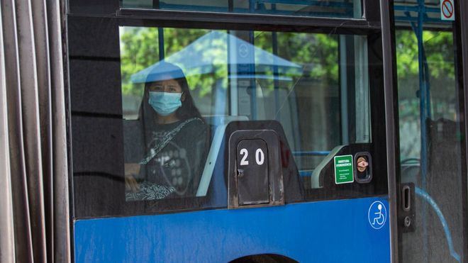 Lo que no debe tocarse para evitar contagios en ascensores, transporte público o despachos