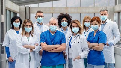 Cuatro de cada diez médicos han tratado a enfermos de Covid-19 sin la protección necesaria