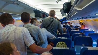 Un viajero da positivo de coronavirus en un vuelo de Madrid a Lanzarote