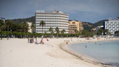 Adiós a los seis metros entre orilla y toallas: el Gobierno retoca la orden para playas