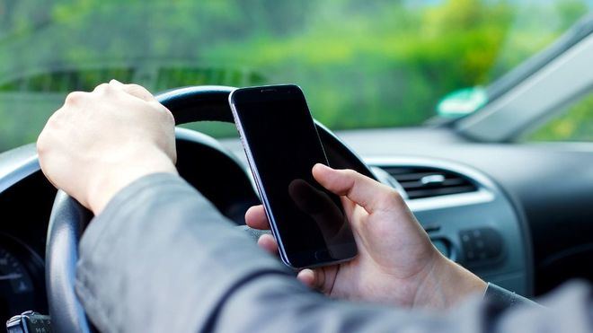 'Si whatsapeas, no conduzcas': la DGT refuerza la vigilancia para evitar el uso del móvil al volante