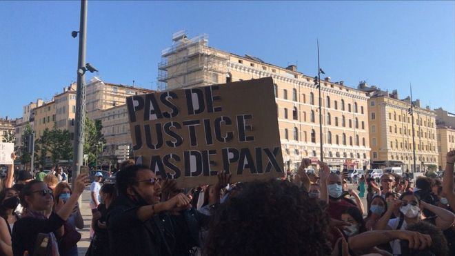 Francia se suma a la ola de protestas contra la violencia policial por motivos raciales