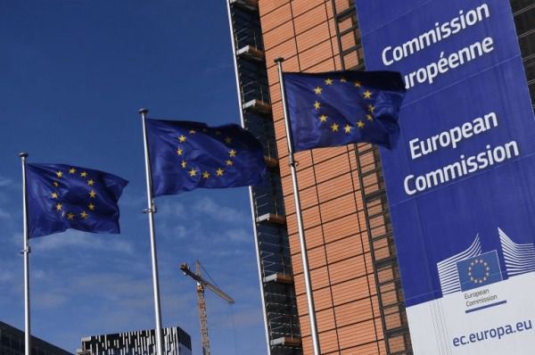 Bruselas insta a abrir las fronteras de la UE ante la eliminación de las restricciones a viajar