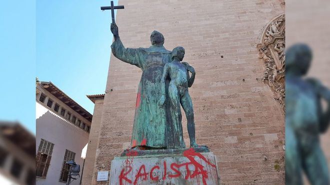 Palma: Pintadas de 'racista' en la estatua de Junípero Serra horas después de que Sonia Vivas pidiera retirarla