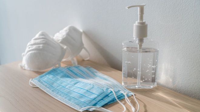 Los botiquines de viaje de este verano deben incluir mascarillas y gel hidroalcohólico