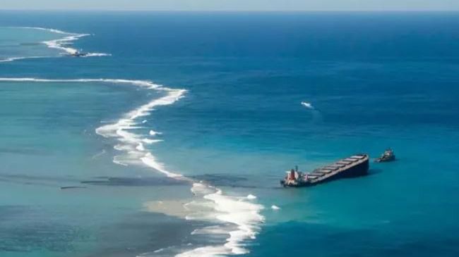 Se parte en dos el carguero que derramó crudo en aguas de Mauricio