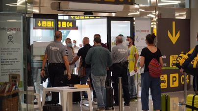 Bruselas pide no cerrar fronteras y aboga por aplicar cuarentenas y PCR