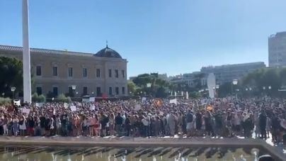 Cientos de negacionistas protestan en Madrid sin mascarillas contra la "farsa" del coronavirus