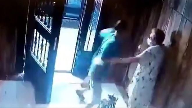 Tumba de un puñetazo a una anciana de 85 años para robarle