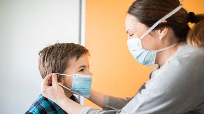 La OMS recomienda que los niños mayores de 12 años usen mascarilla