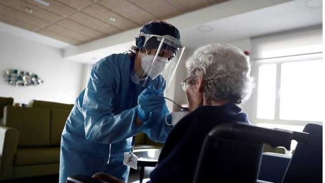 El Gobierno convoca a las autonomías para tratar los brotes de coronavirus en residencias