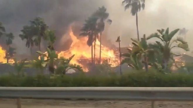 Un incendio quema un centro comercial y afecta a un hotel y varias viviendas en Estepona