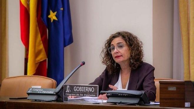 Montero advierte de que mantener sus remanentes en los bancos cuesta 70 millones al año a los ayuntamientos