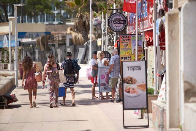 España negociará con Reino Unido 'corredores turísticos seguros' con Baleares y Canarias