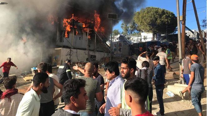 Un incendio provocado destruye un campo de refugiados en la isla de Lesbos