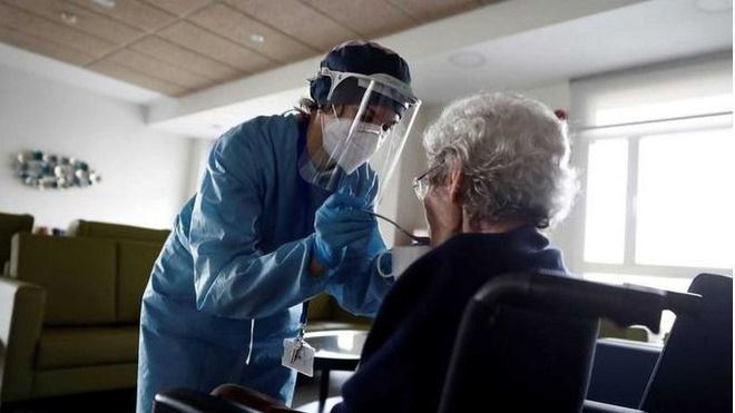 Geriatras aconsejan no confinar a mayores por los efectos para su salud