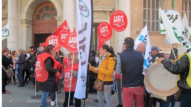 El sueldo de los trabajadores de la Administración 'no basta para asegurar un nivel de vida decente'