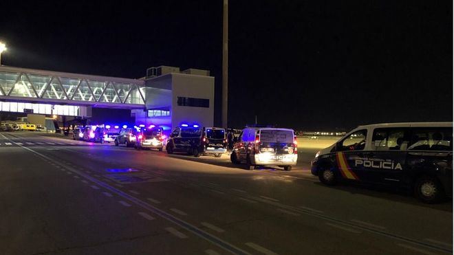 Trasladan a la Península a más de 130 migrantes llegados en patera a Mallorca