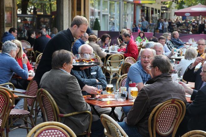 Cerrar bares a las 22.00 horas y no salir de casa en las zonas con mayor incidencia, propuesta de Sanidad a las CCAA