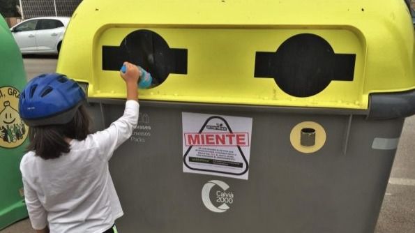 Uno de los contenedores con la pegatina en Calviá