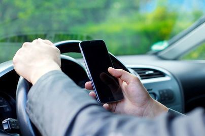 La DGT endurece las normas: Carnet para ir en patinete y seis puntos menos por usar el móvil